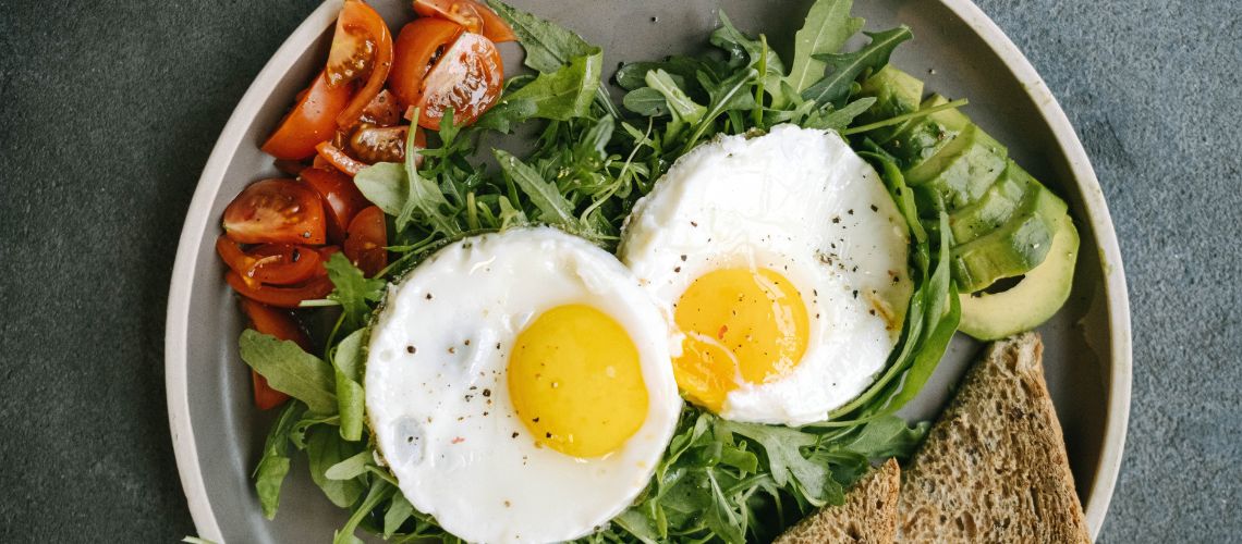 Чистое питание Clean Eating со свежими овощами, яйцами и зеленью