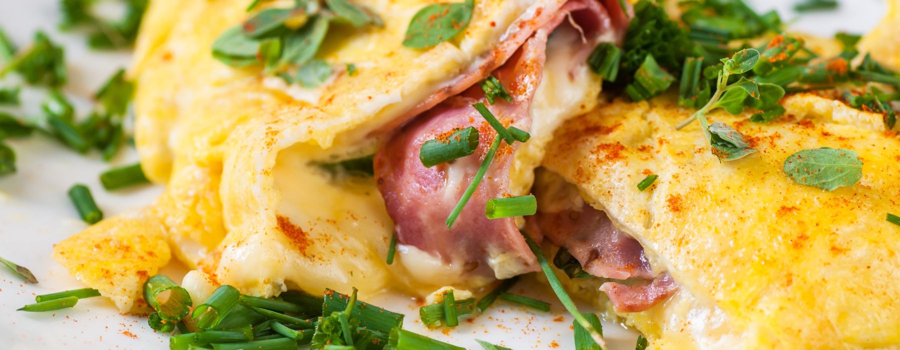 омлет на сковороді з овочами, омлет з сиром і зеленню