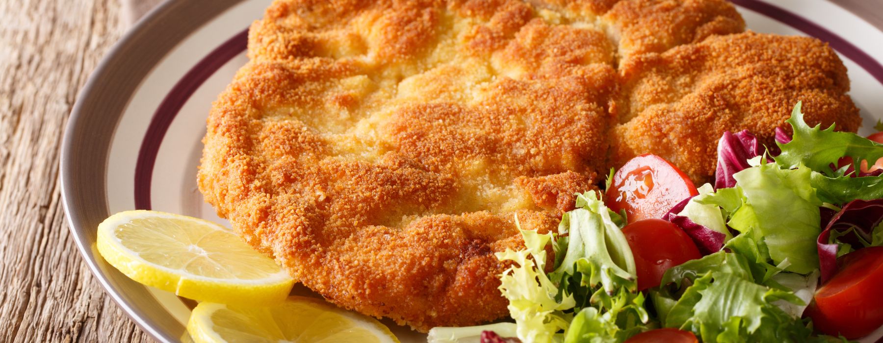 віденський шніцель готовий фото — хрустка скоринка, лимон і зелень