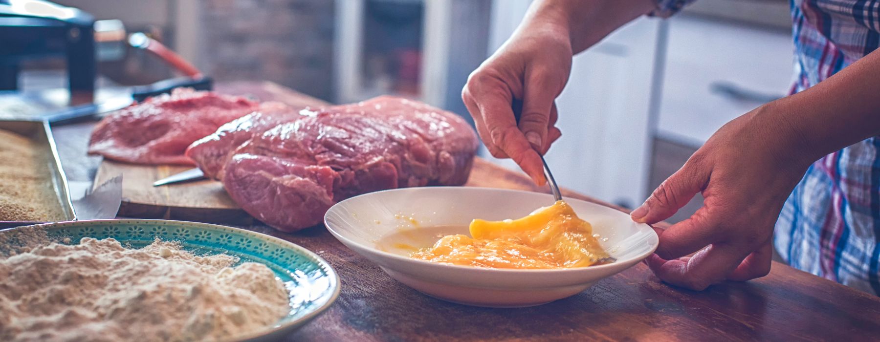 шніцель у яйці перед паніруванням — рецепт віденського шніцеля