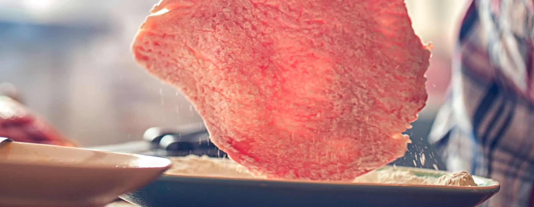 панірування віденського шніцеля в сухарях — покроковий рецепт