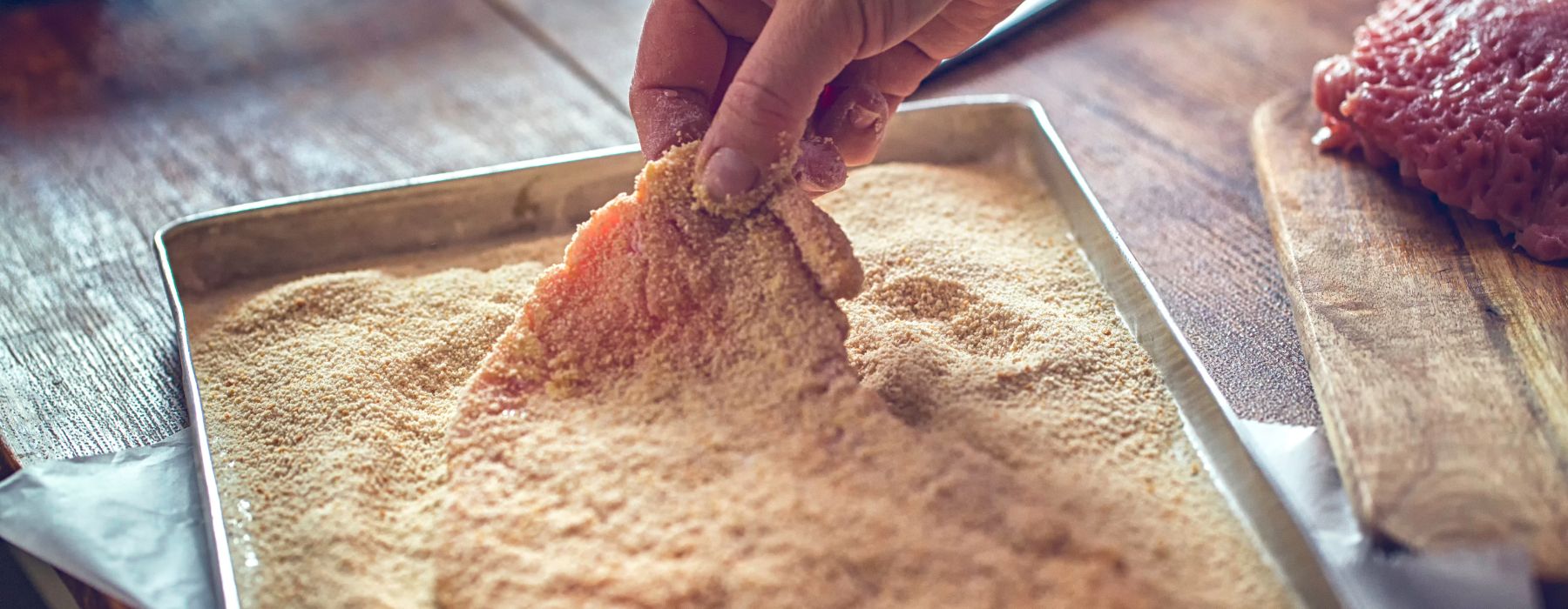 як панірувати шніцель у сухарях з двох сторін — фото