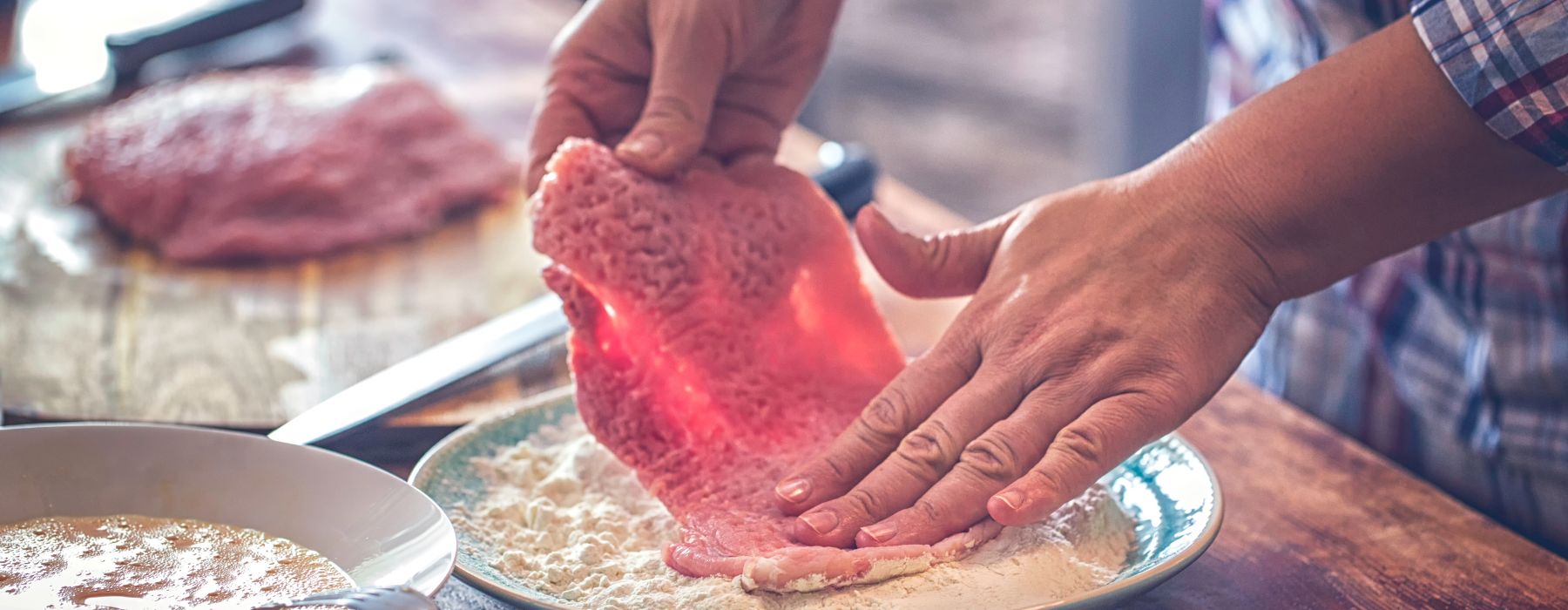 панирование шницеля в муке — этап приготовления