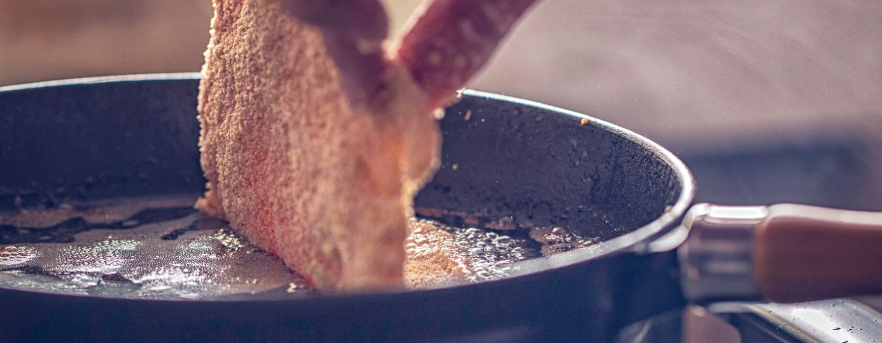 обжарка венского шницеля на сковороде до золотистой корочки