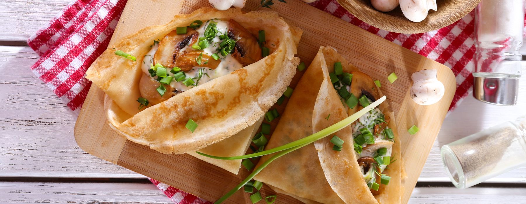 млинці з грибами та яйцем