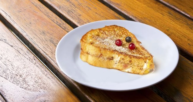 Тости з джемом та камамбером