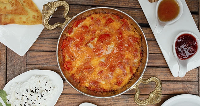 Менемен (яєчня по-турецьки) Менемен