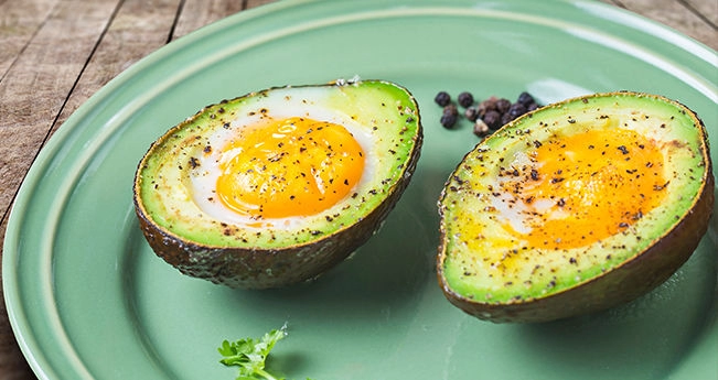 Яйцо в авокадо