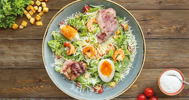 Салат Цезарь с креветками и беконом