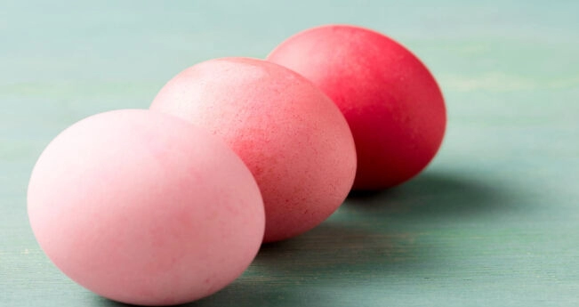 фарбувати яйця буряком