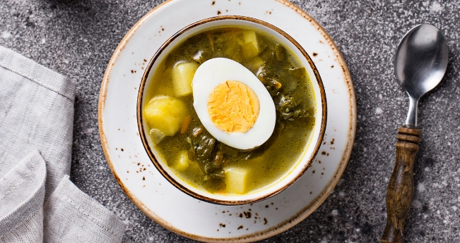 Зеленый борщ со щавелем, шпинатом и курицей.