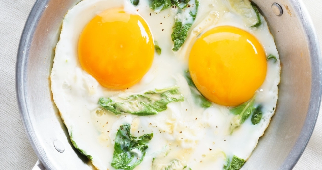 Яичница со шпинатом и сыром