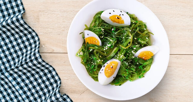 Салат з морською капустою та яйцем Салат з морською капустою та яйцем