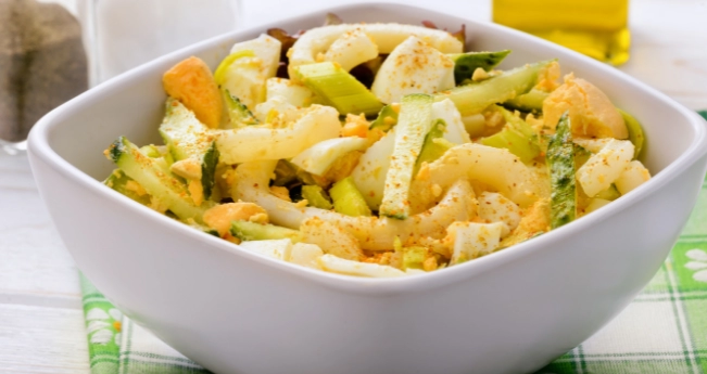 Салат с кальмарами и яйцом