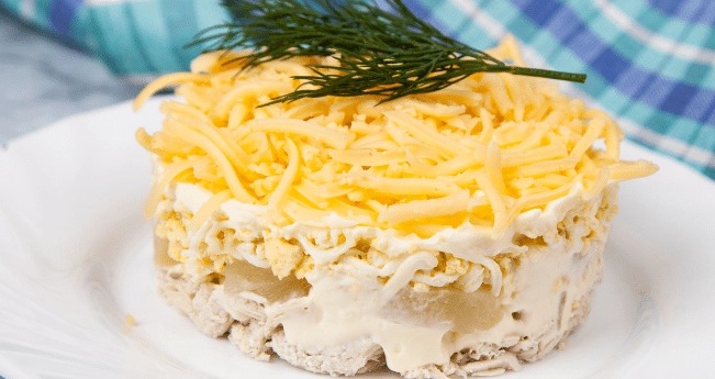Салат с курицей и ананасами
