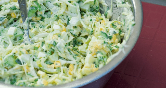 Салат с капустой и яйцом салат с капустой, яйцом, огурцами и курицей