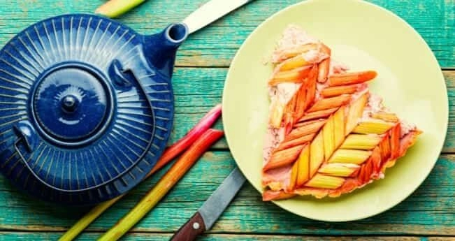 пиріг з ревенем на кефірі в духовці