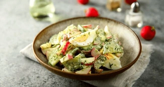 Салат с редисом и яйцами Салат с редисом и яйцами