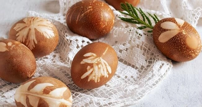 Как покрасить яйца кофе Как покрасить яйца с помощью кофе