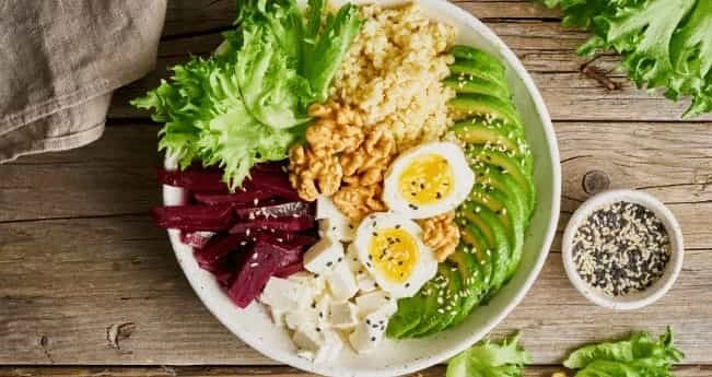 Боул с авокадо, яйцом и булгуром боул с авокадо, яйцом и булгуром