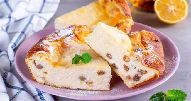 Творожная запеканка с манкой и изюмом