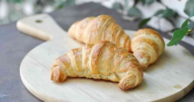Классический французский круассан Французский круасссан