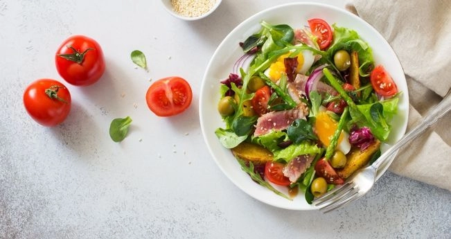 Cалат з тунцем, картоплею, соусом айолі салат з тунцем і соусом Айолі