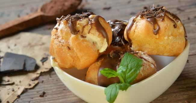 Профітролі з кремом та шоколадним соусом