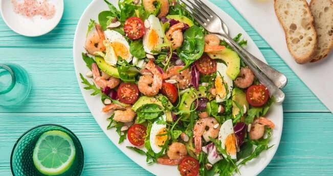 Салат с креветками, яйцом, авокадо