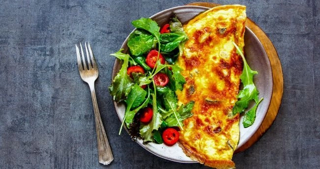 омлет с начинкой на сковороде