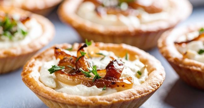 Тарталетки з яйцем за 10 хвилин: 2 прості варіанти начинки Тарталетки