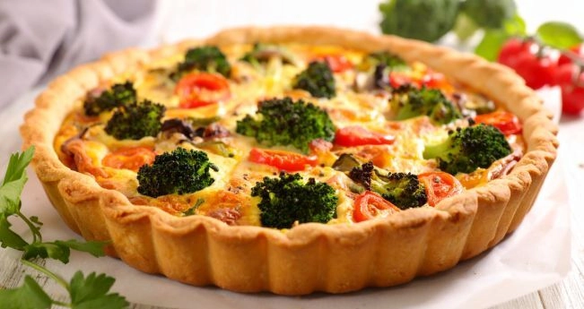 кіш з червоною рибою 