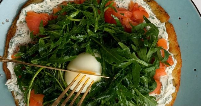 Драник с лососем, крем-сыром и яйцом картофельный драник с красной рыбой